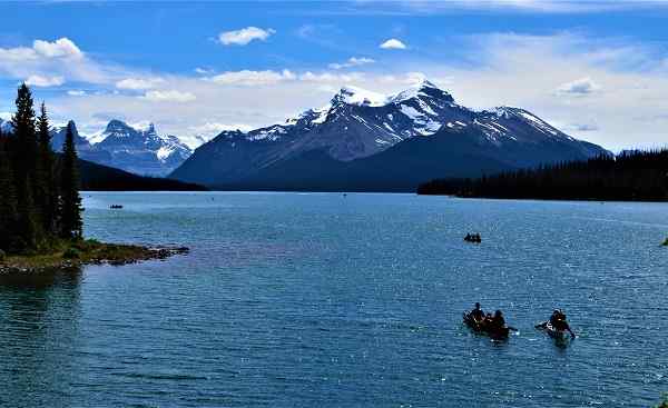 ALGONQUIN The beautiful Maligne Lake of Jasper National Park in Jasper  Alberta  Canada shutterstock 527384632