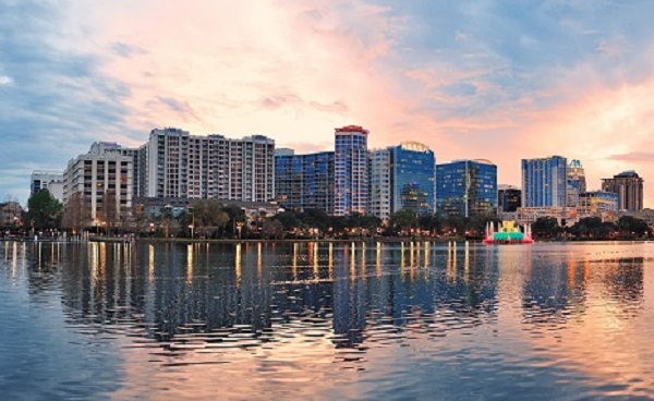 AMERIKAS-OSTKUESTE Orlando downtown Lake Eola panorama with urban buildings and reflection shutterstock 176713199