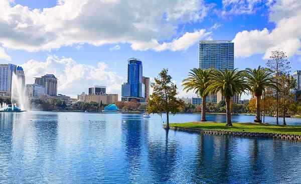 AMERIKAS-OSTKUESTE Orlando skyline fom lake Eola in Florida USA with palm trees shutterstock 446687797