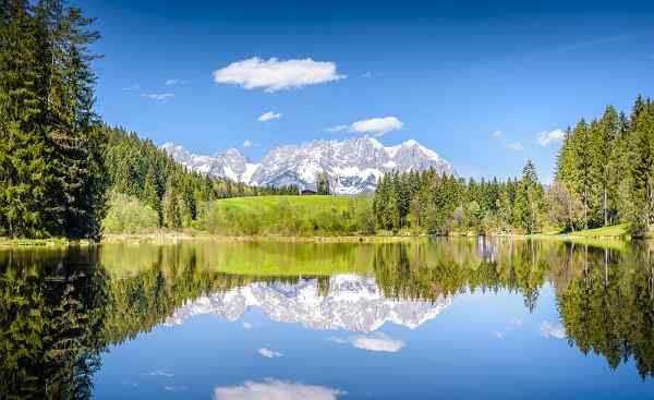 AUE-WK-GG Wilder Kaiser reflecting in mountain lake 464225423