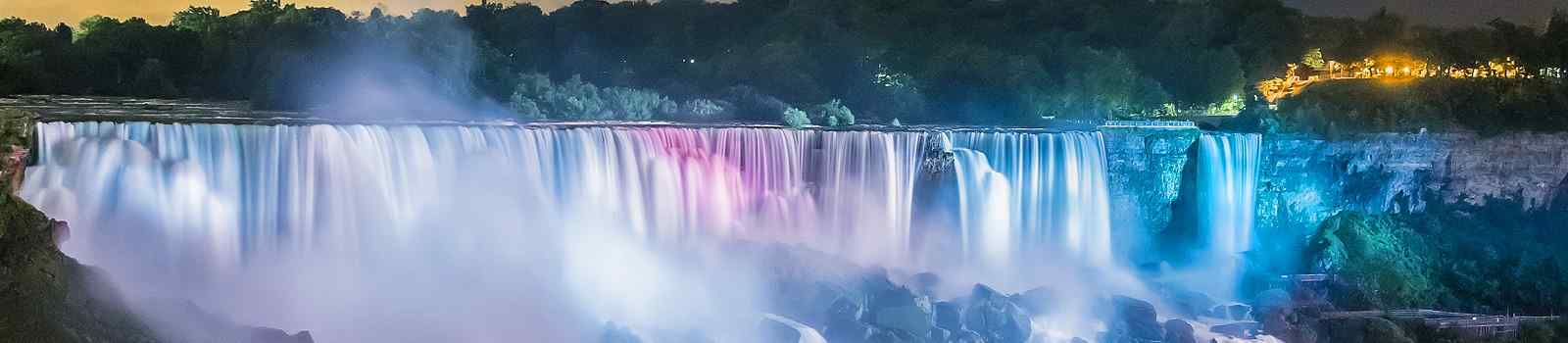 BUS-ERL-OCAD  Juwelen des Nordostens Niagarafaelle farbenfroh beleuchtet in der Nacht