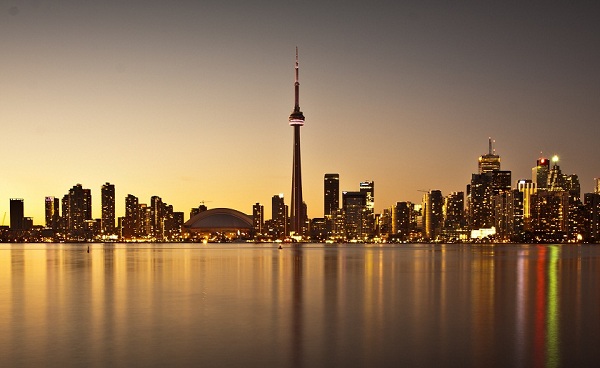 BUS-GLANZ-CAD Kanada Toronto Panorama abend 107157971