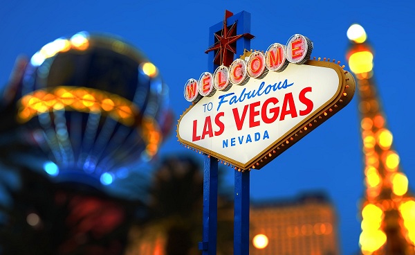 BUS-WEST-FEINE-ART Las Vegas Welcome neon sign 156682802