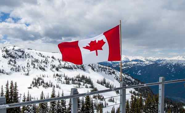 CAD-YELLOWKNIFE Kanada Flagge Winter 156105914