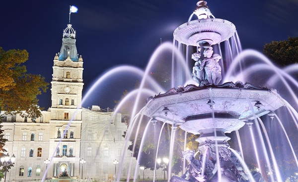 EAST-SPIRIT Kanada Quebec City Parliament Building and fountain at night