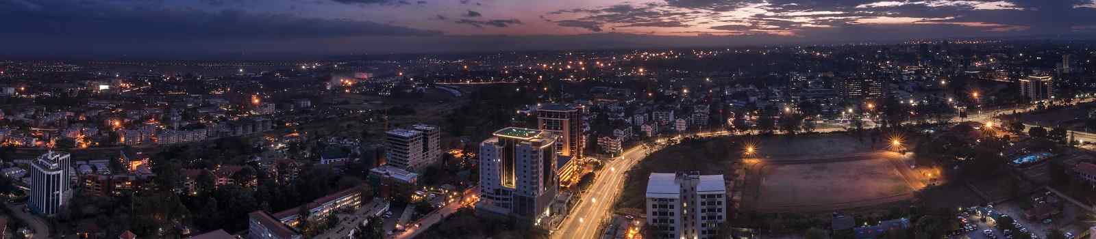 KL-SA-GORILLAS-WILDPARKS Panoramabild von Nairobi - Hauptstadt Kenias  Ostafrika - Bild shutterstock 1406526158
