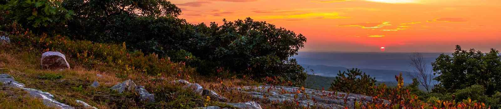 KL-USA-APPALACHIAN Farbige Blaubeerbuesche sind von felsigen Granitausbruechen im High Point State Park  New Jersey Sunset umgeben shutterstock 485668780