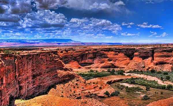 KULT-INDIANER Canyon de Chelly entrance the Navajo nation shutterstock 40514740