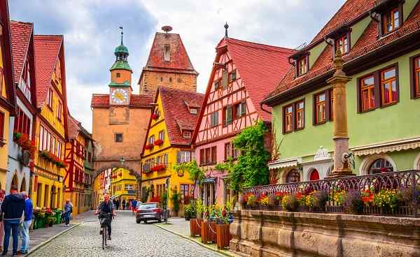 ROM-STR-M-GEPAECK Beautiful streets in Rothenburg ob der Tauber with traditional German houses  Bavaria  Germany