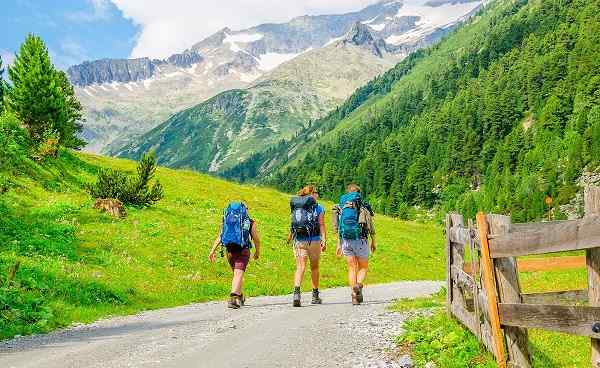 au-single Wanderer auf Wanderweg in den Alpen