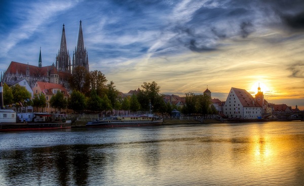 don-reg-pas Regensburg abends mit Donau