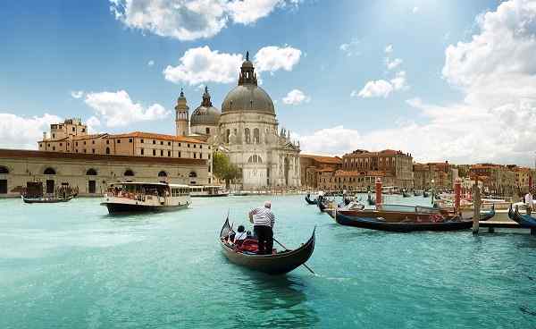 inn-aug-ven Venedig Gondeln und Basilica Santa Maria della Salute