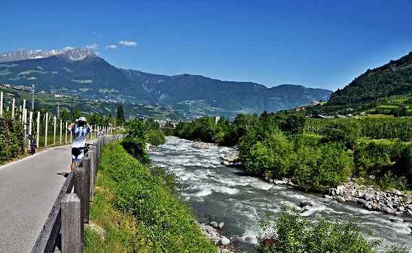 it-sudtirol Suedtirol Etsch Radfahrer bei Meran